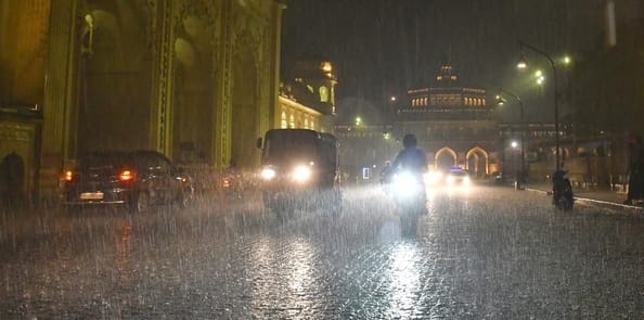 राजधानी में शुक्रवार शाम झमाझम बारिश हुई।  