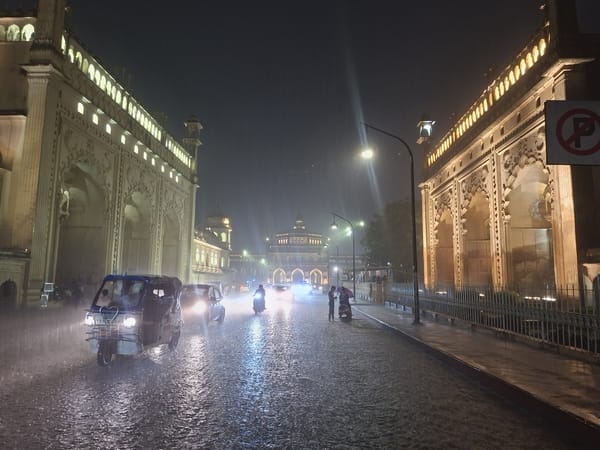 राजधानी में शुक्रवार शाम झमाझम बारिश हुई।  