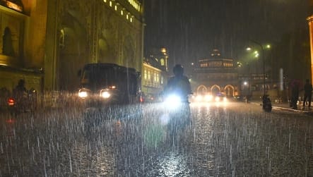 राजधानी में शुक्रवार शाम झमाझम बारिश हुई।  