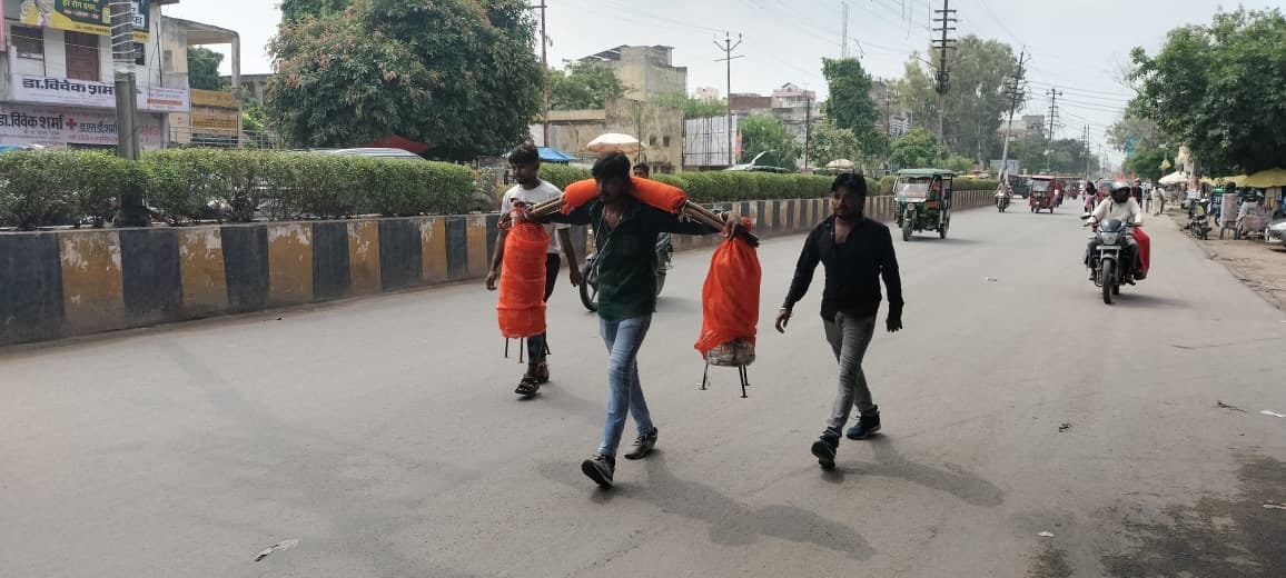 रेलवे रोड से कांवड़ लेकर गुजरते कांवड़िए। संवाद रेलवे रोड से कांवड़ लेकर गुजरते कांवड़िए। संवाद