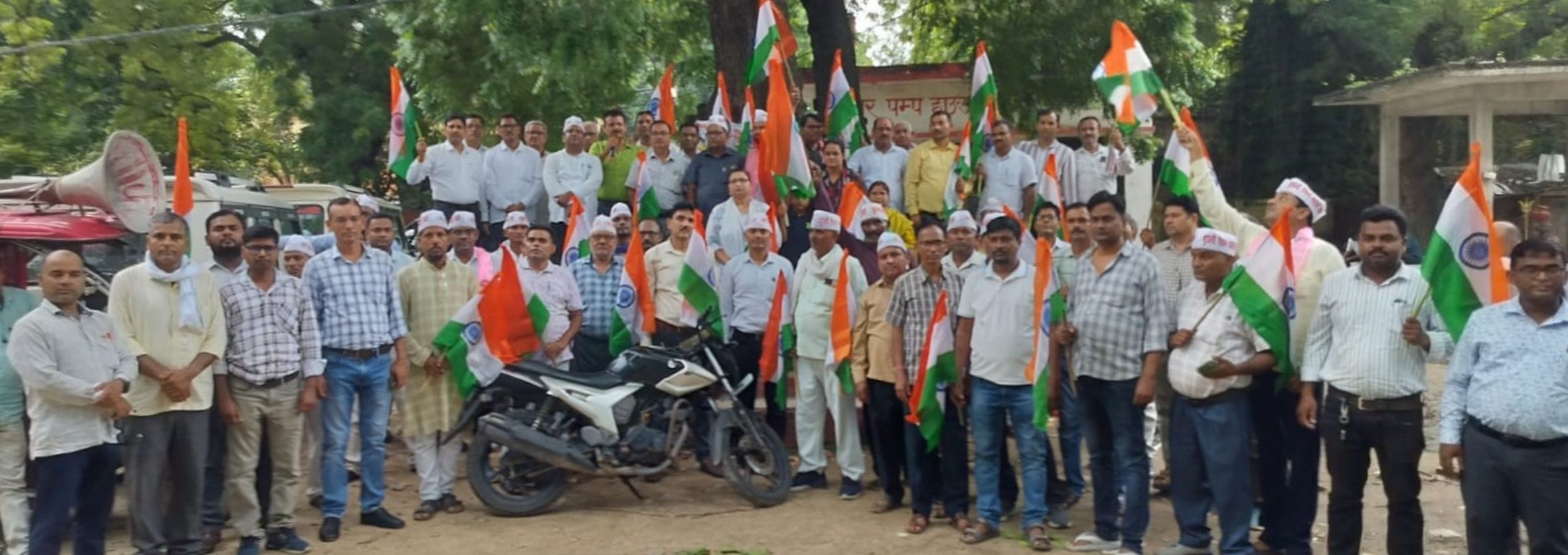 रायबरेली में कलेक्ट्रेट में ज्ञापन देते अटेवा के पदाधिकारी व कर्मचारी। रायबरेली में कलेक्ट्रेट में ज्ञापन देते अटेवा के पदाधिकारी व कर्मचारी।