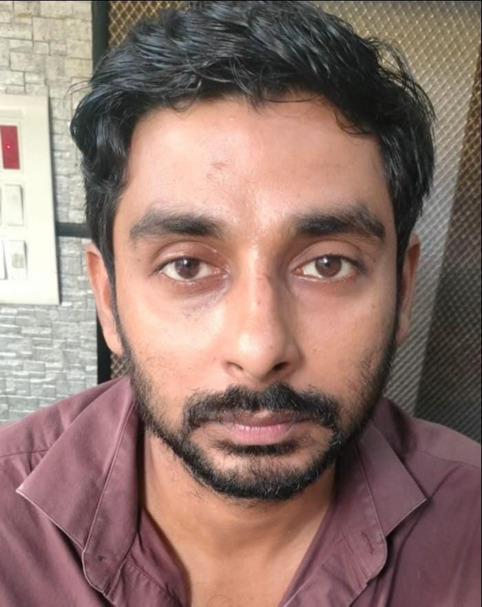 सब्जी मंडी स्थित गिफ्ट की दुकान से उपहार खरीदते भाई। संवाद