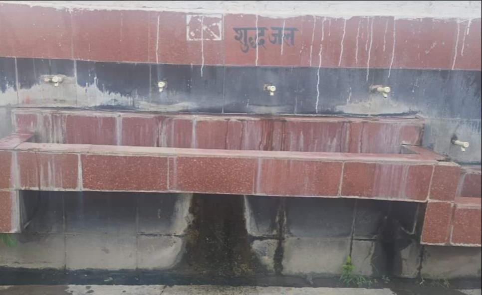 सकलडीहा में खराब पड़ा हैंडपंप। संवाद सकलडीहा में खराब पड़ा हैंडपंप। संवाद