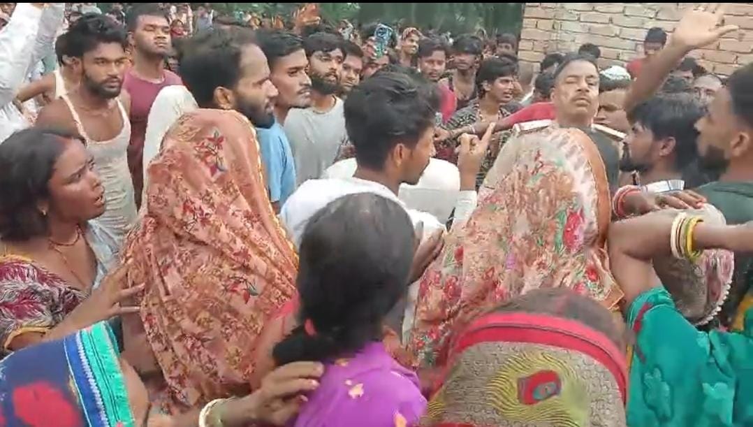 समस्तीपुर जिले के विद्यापतिनगर में सड़क दुर्घटना में महिला की मौत पर हंगामा करते आक्रोशित लोग फ समस्तीपुर जिले के विद्यापतिनगर में सड़क दुर्घटना में महिला की मौत पर हंगामा करते आक्रोशित लोग फ