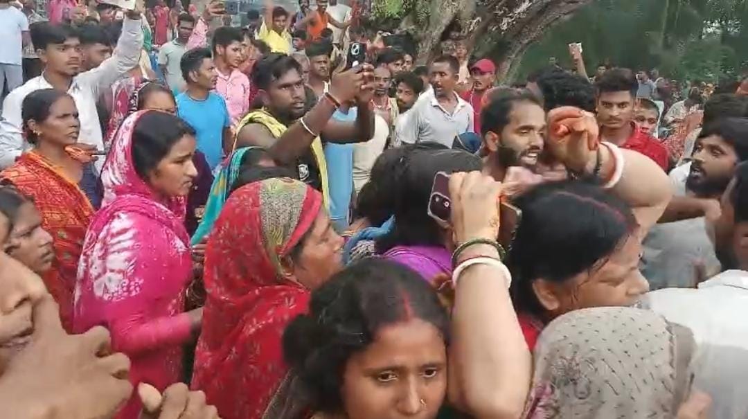 समस्तीपुर जिले के विद्यापतिनगर में सड़क दुर्घटना में महिला की मौत पर हंगामा करते आक्रोशित लोग फ समस्तीपुर जिले के विद्यापतिनगर में सड़क दुर्घटना में महिला की मौत पर हंगामा करते आक्रोशित लोग फ
