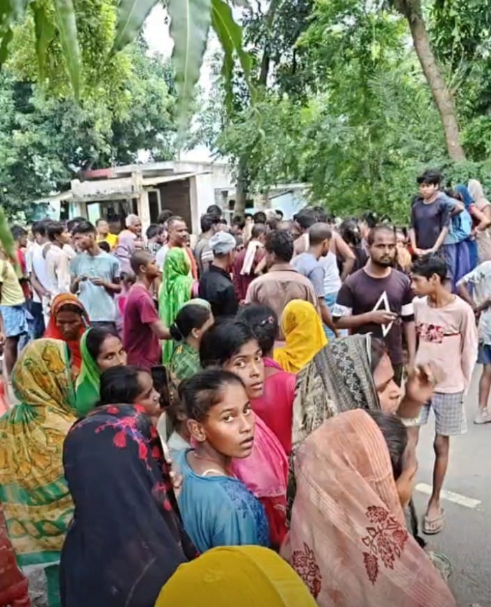 समस्तीपुर जिले के विद्यापतिनगर में सड़क दुर्घटना में महिला की मौत पर हंगामा करते आक्रोशित लोग फ समस्तीपुर जिले के विद्यापतिनगर में सड़क दुर्घटना में महिला की मौत पर हंगामा करते आक्रोशित लोग फ