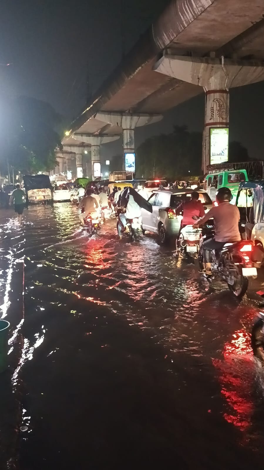 सरोजनीनगर में लगा जाम।