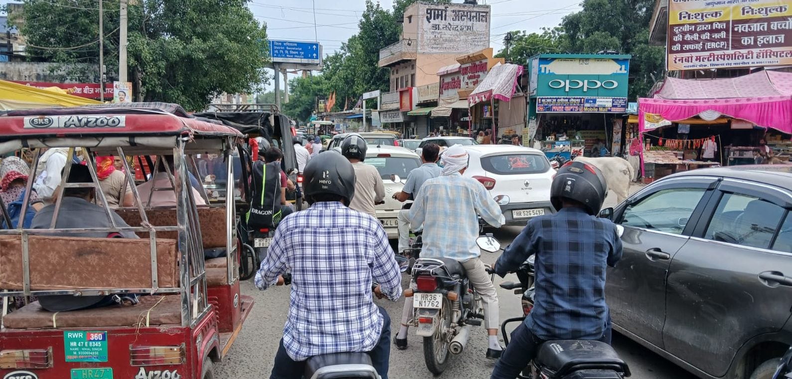 सर्कुलर रोड पर एक अस्पताल के बाहर खड़े वाहन। संवाद सर्कुलर रोड पर एक अस्पताल के बाहर खड़े वाहन। संवाद