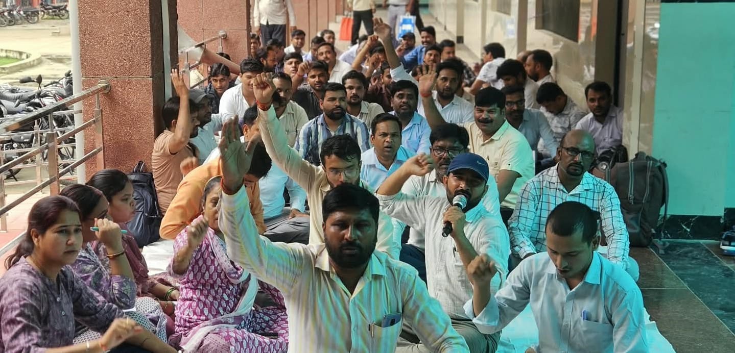 सदर तहसील परिसर में धरने पर बैठे लेखपाल। संवाद सदर तहसील परिसर में धरने पर बैठे लेखपाल। संवाद