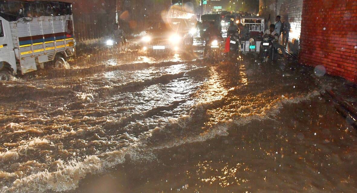 शहर में हुआ जलभराव।