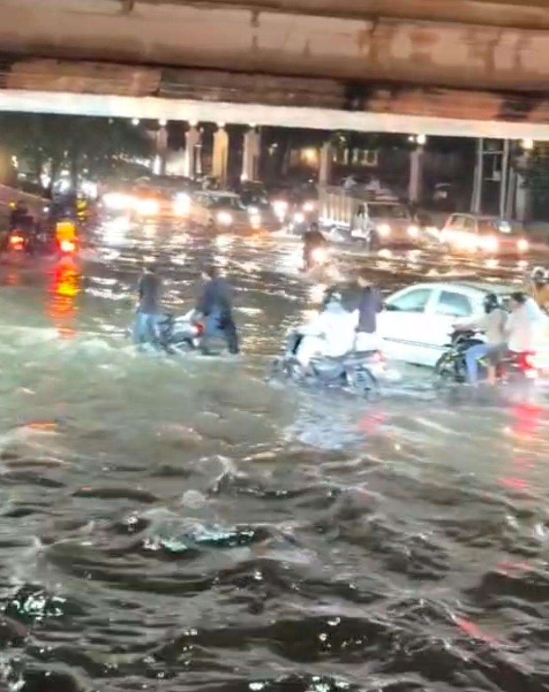 शहर में हुआ जलभराव।