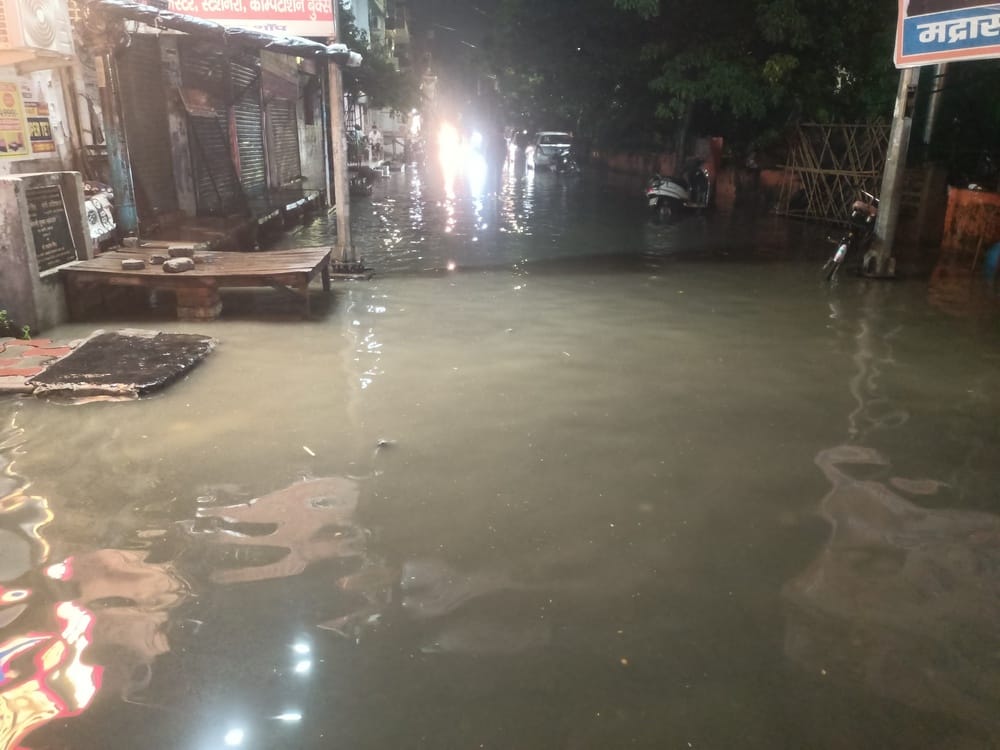 शहर में हुआ जलभराव।
