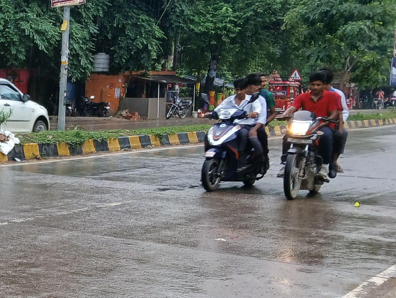 शहर में शनिवार को बारिश से हुआ जलभराव। संवाद