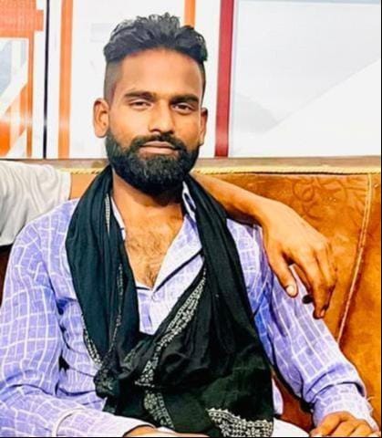 शव लेने सिविल अस्पताल के पोस्टमार्टम हाउस पहुंचे परिजन। संवाद