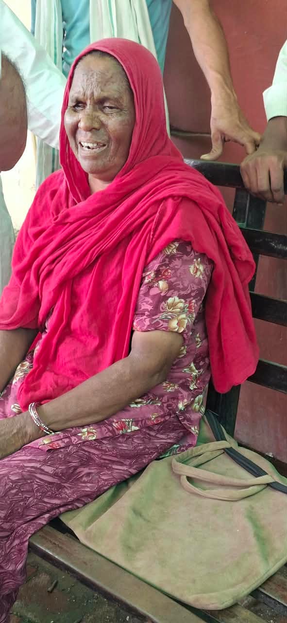 शव लेने सिविल अस्पताल के पोस्टमार्टम हाउस पहुंचे परिजन। संवाद