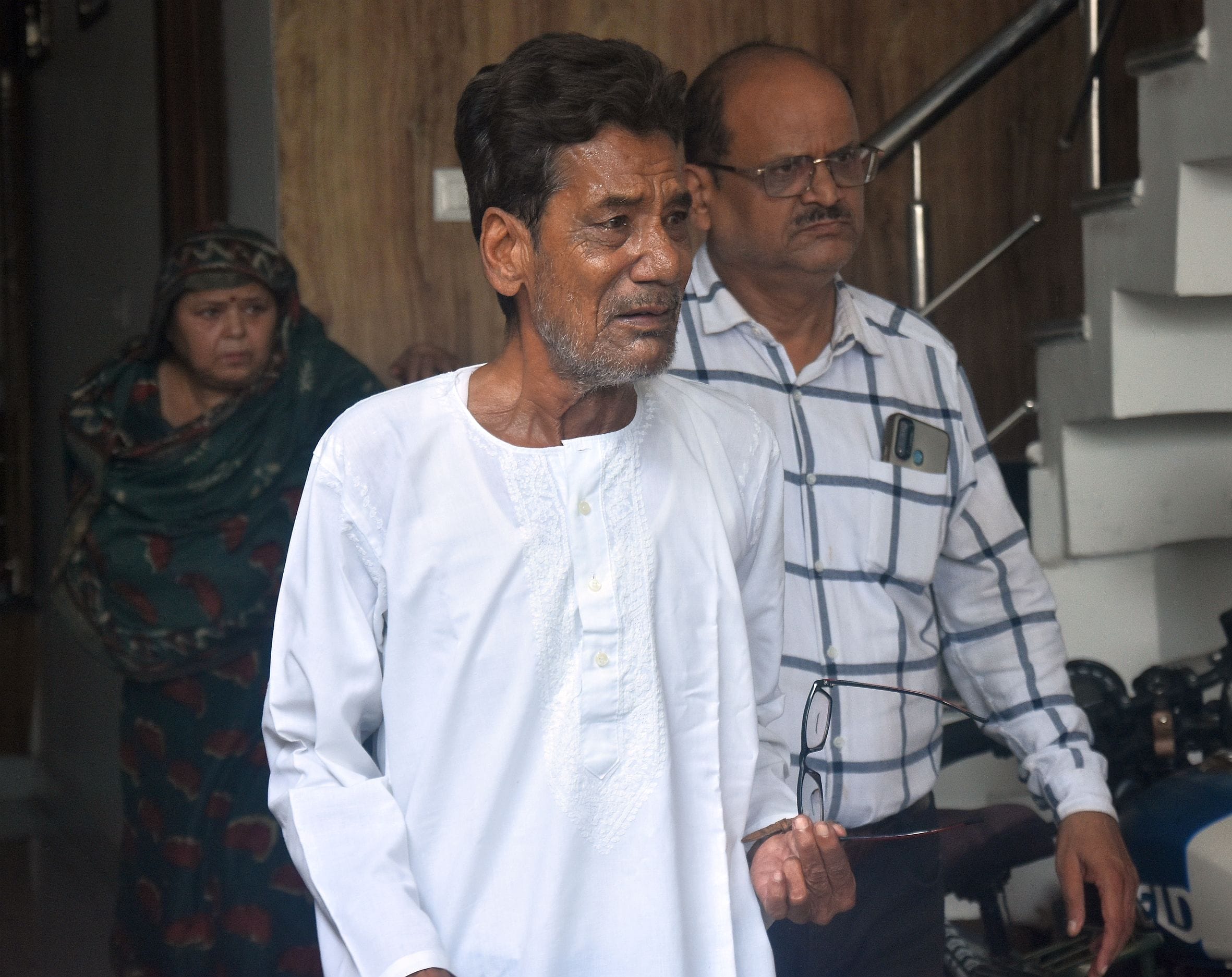 दिव्या मिश्रा के शोकाकुल परिजन। 