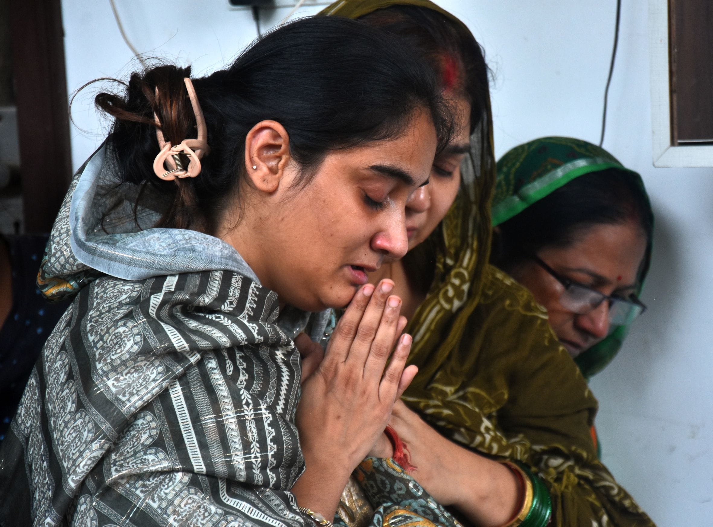 दिव्या मिश्रा के शोकाकुल परिजन। 