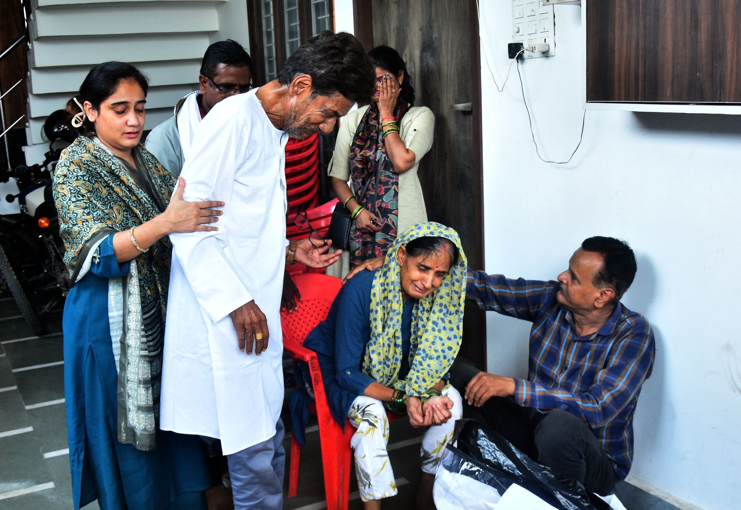 दिव्या मिश्रा के शोकाकुल परिजन। 