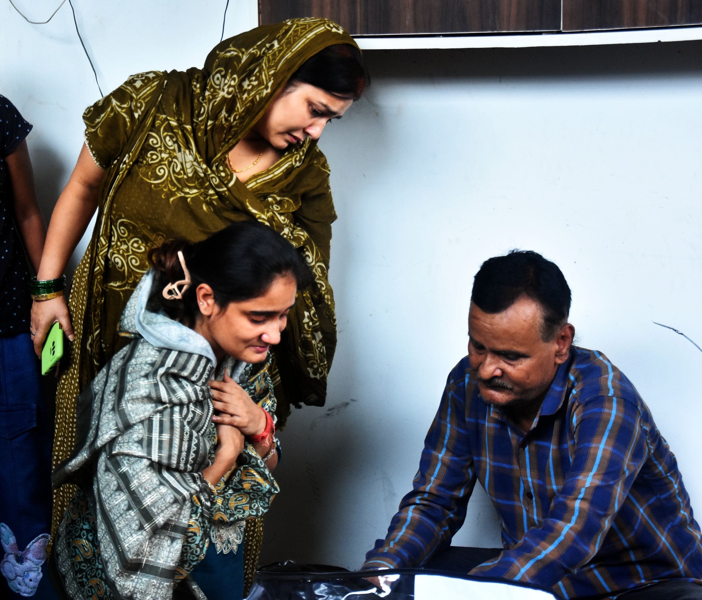 दिव्या मिश्रा के शोकाकुल परिजन। 