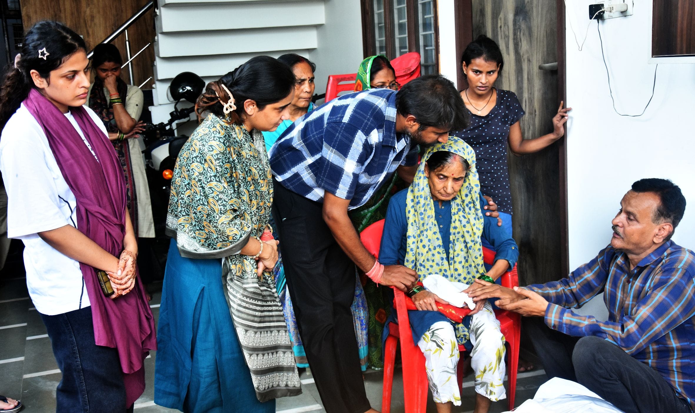 दिव्या मिश्रा के शोकाकुल परिजन। 