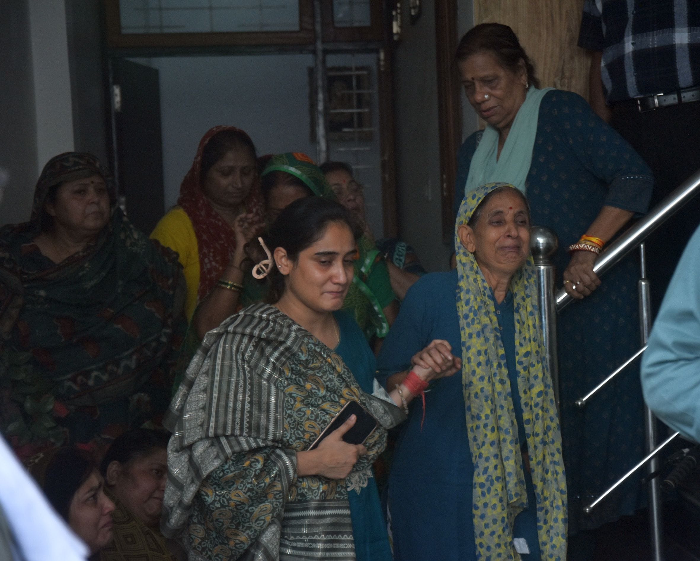 दिव्या मिश्रा के शोकाकुल परिजन। 