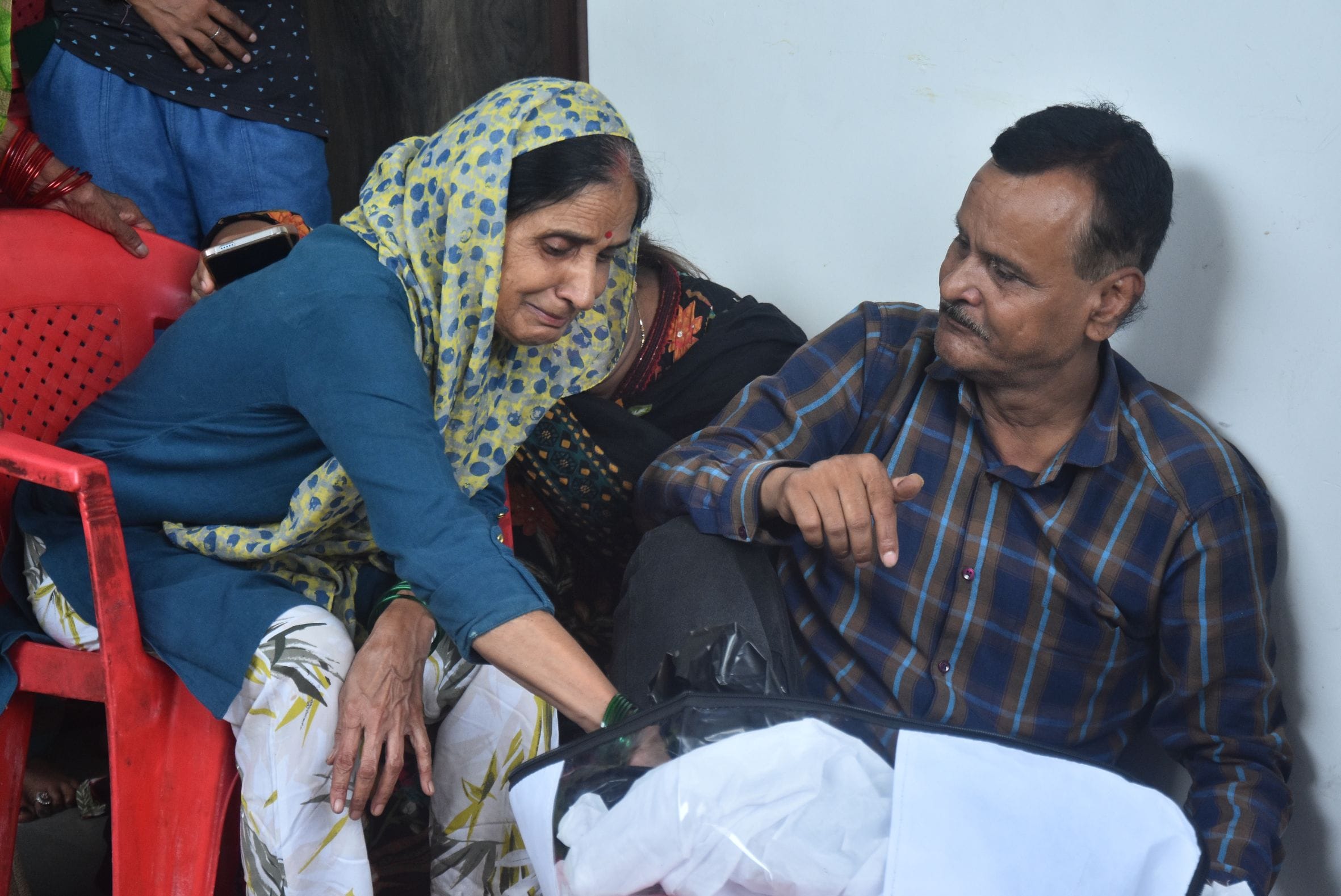 दिव्या मिश्रा के शोकाकुल परिजन। 