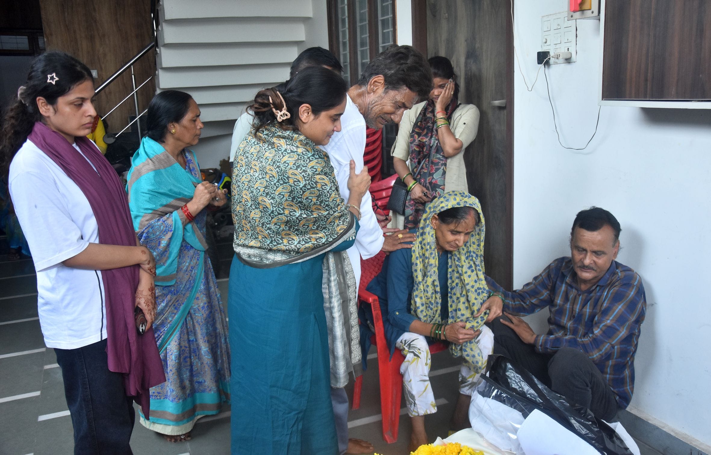 दिव्या मिश्रा के शोकाकुल परिजन। 