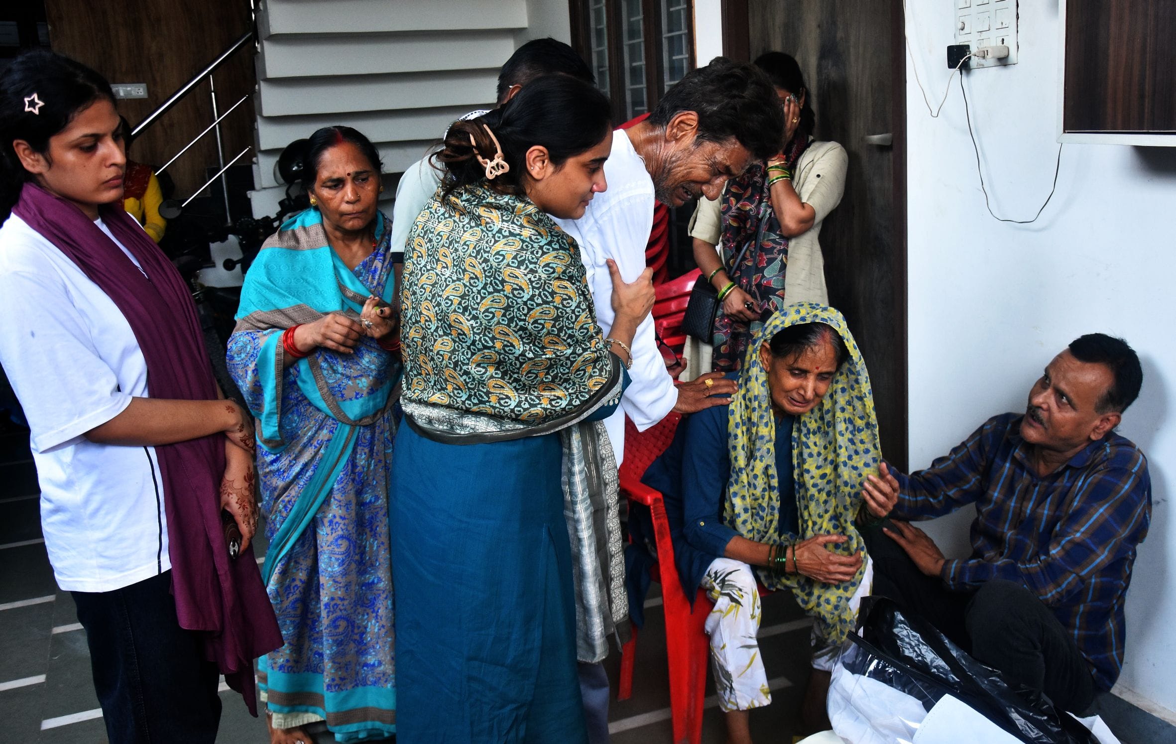दिव्या मिश्रा के शोकाकुल परिजन। 