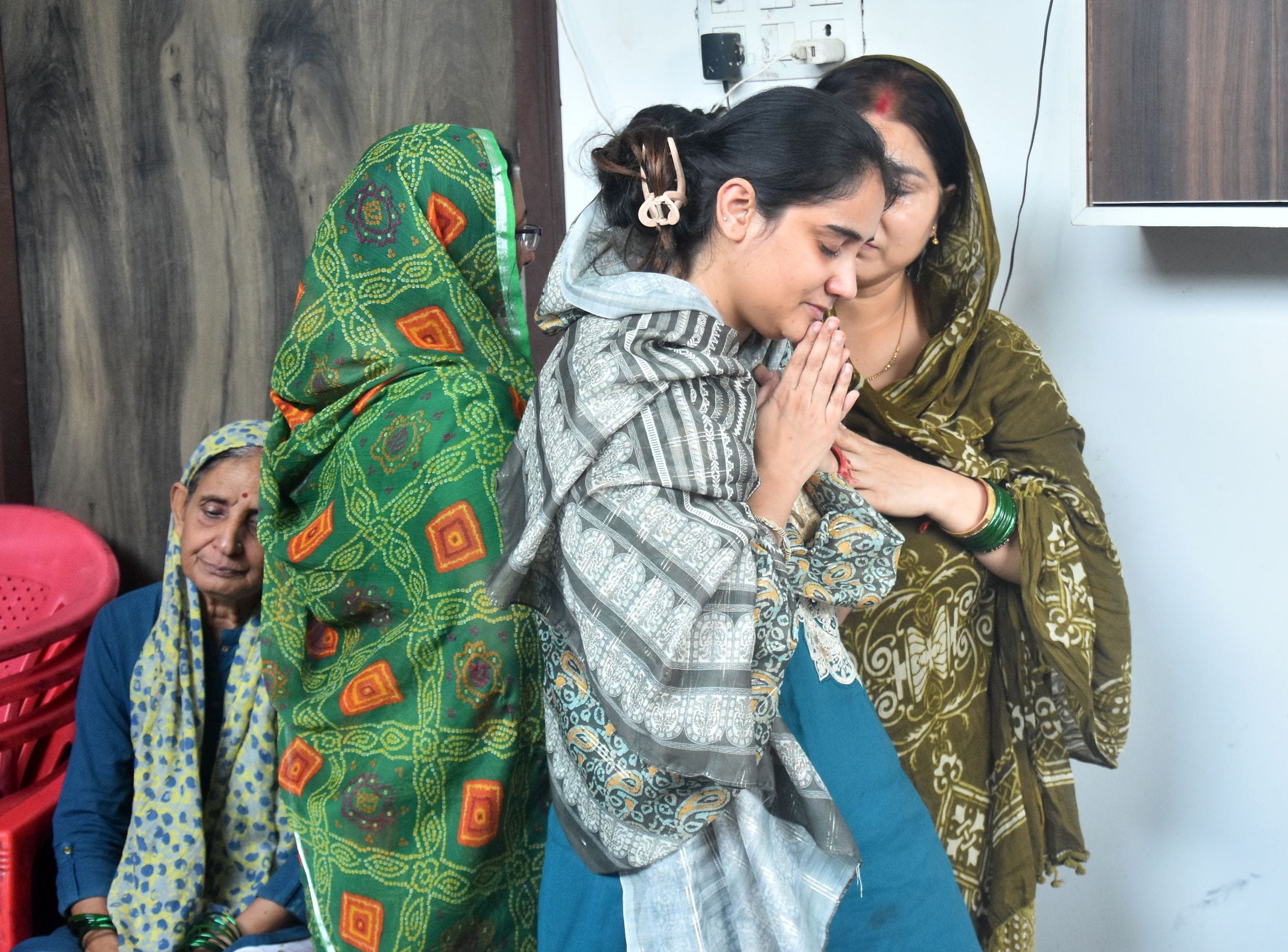 दिव्या मिश्रा के शोकाकुल परिजन। 