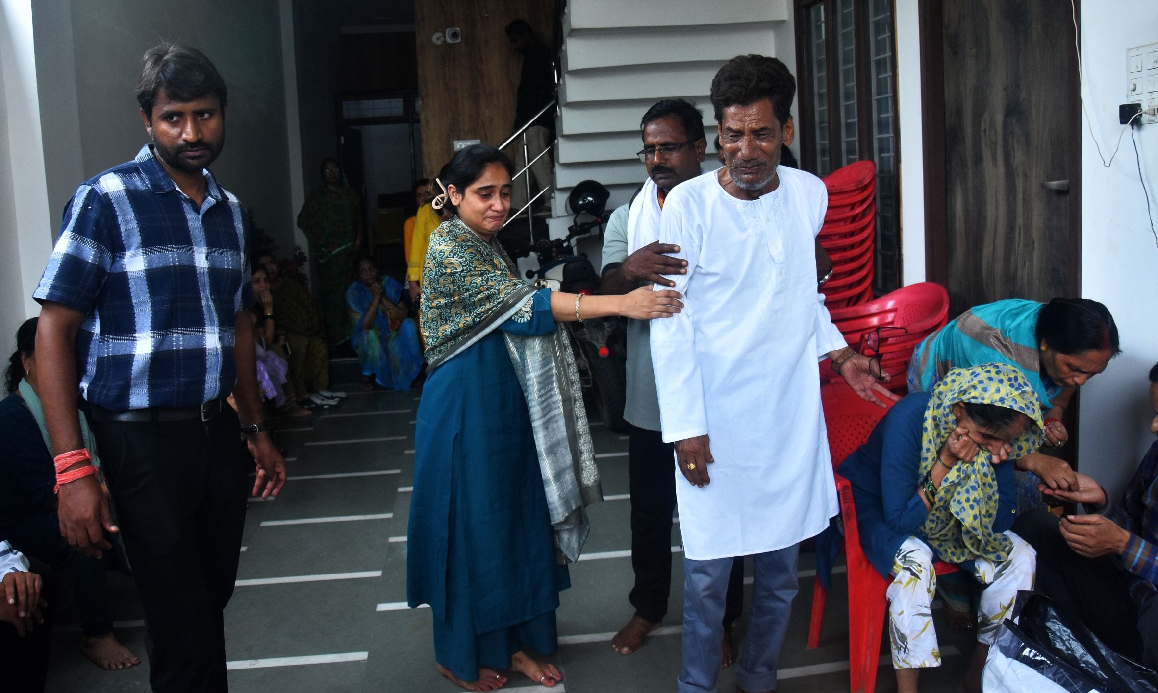 दिव्या मिश्रा के शोकाकुल परिजन। 