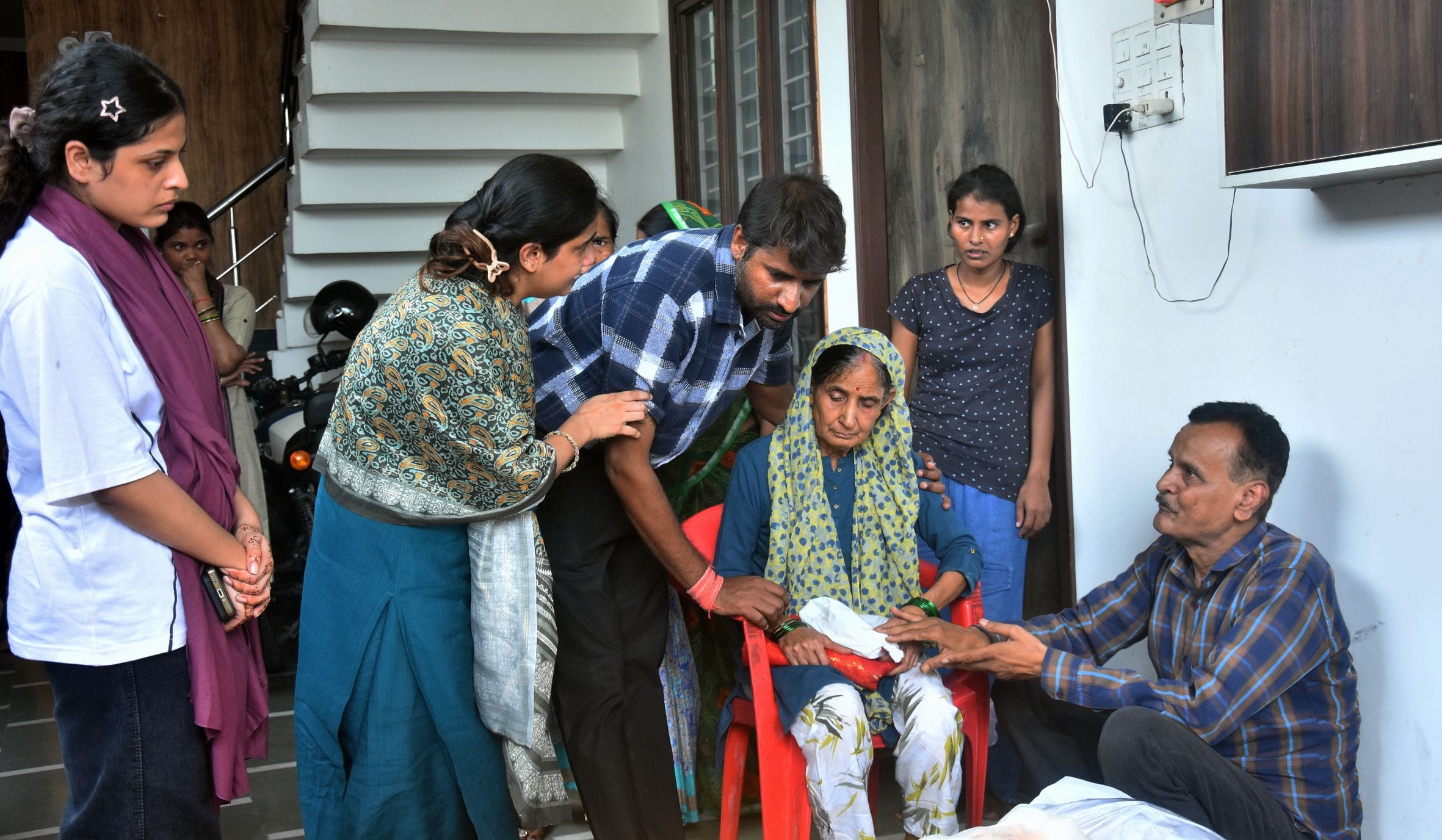 दिव्या मिश्रा के शोकाकुल परिजन। 