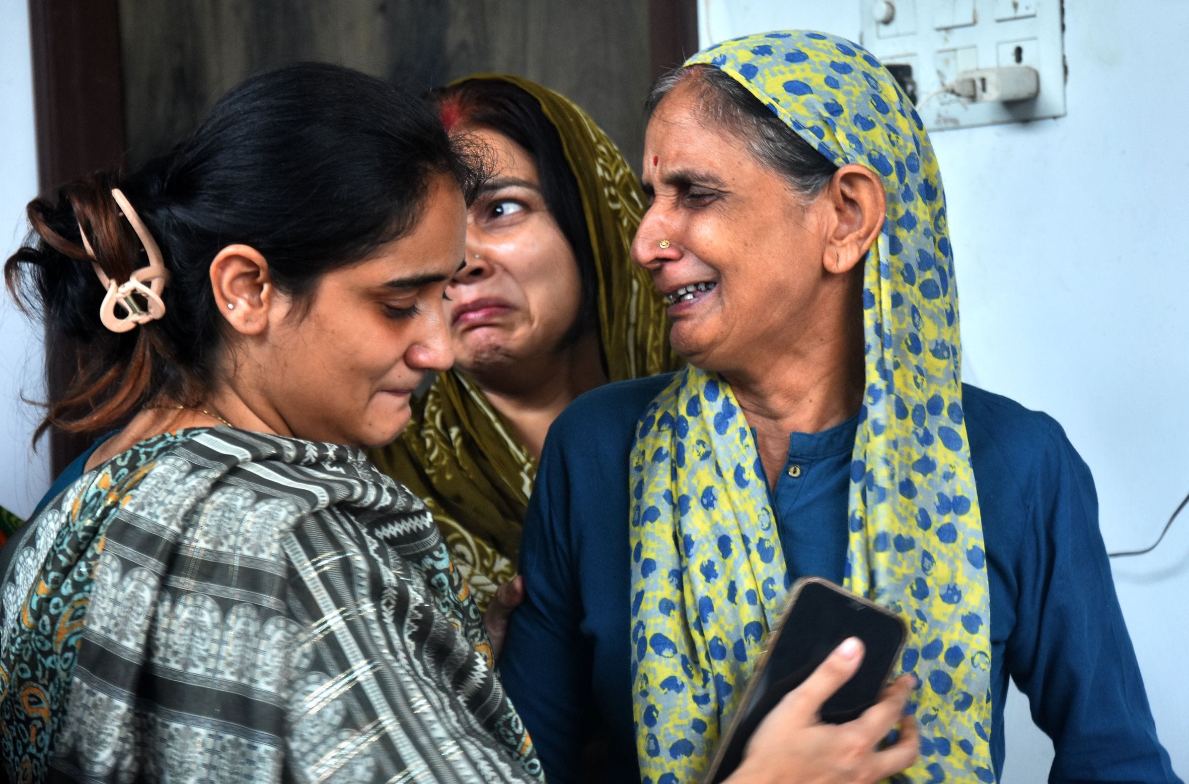 दिव्या मिश्रा के शोकाकुल परिजन। 