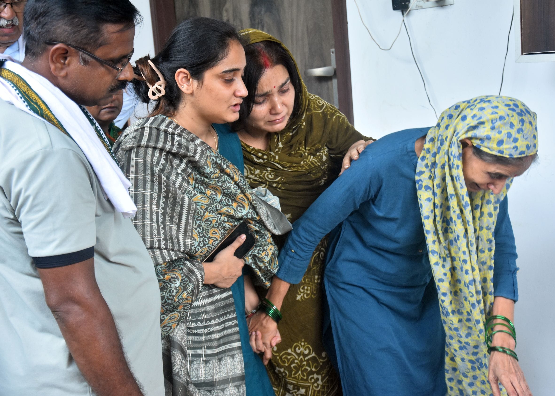 दिव्या मिश्रा के शोकाकुल परिजन। 