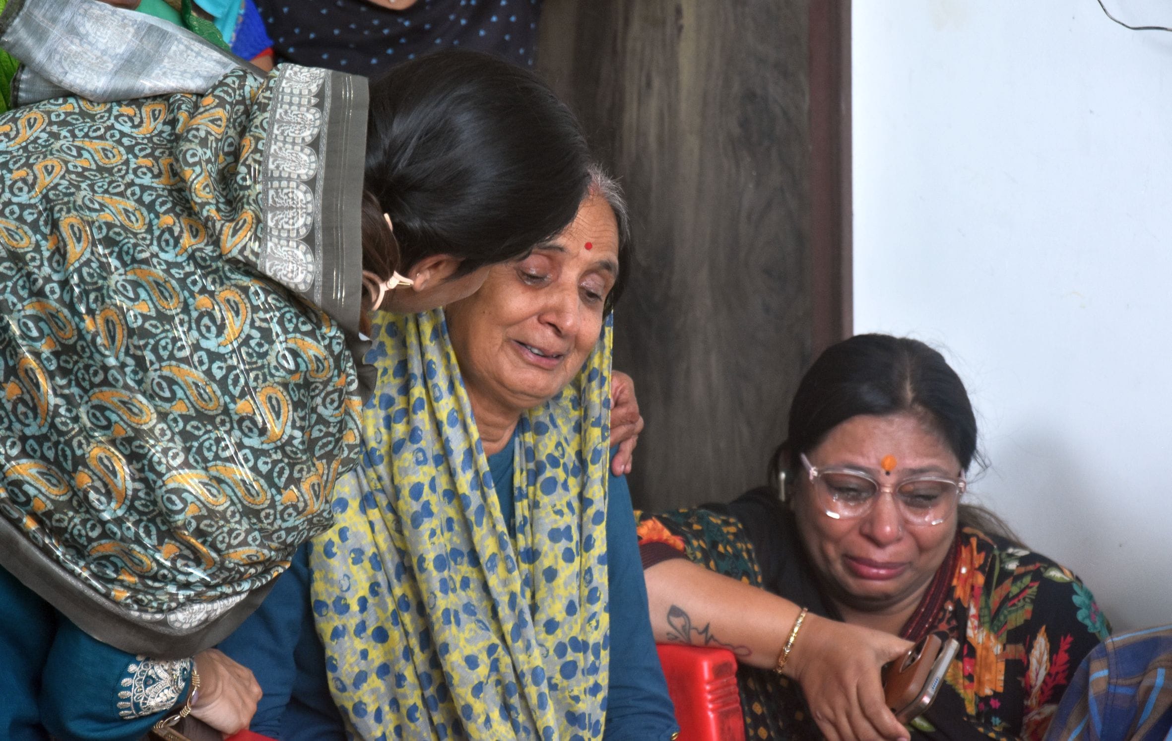 दिव्या मिश्रा के शोकाकुल परिजन। 