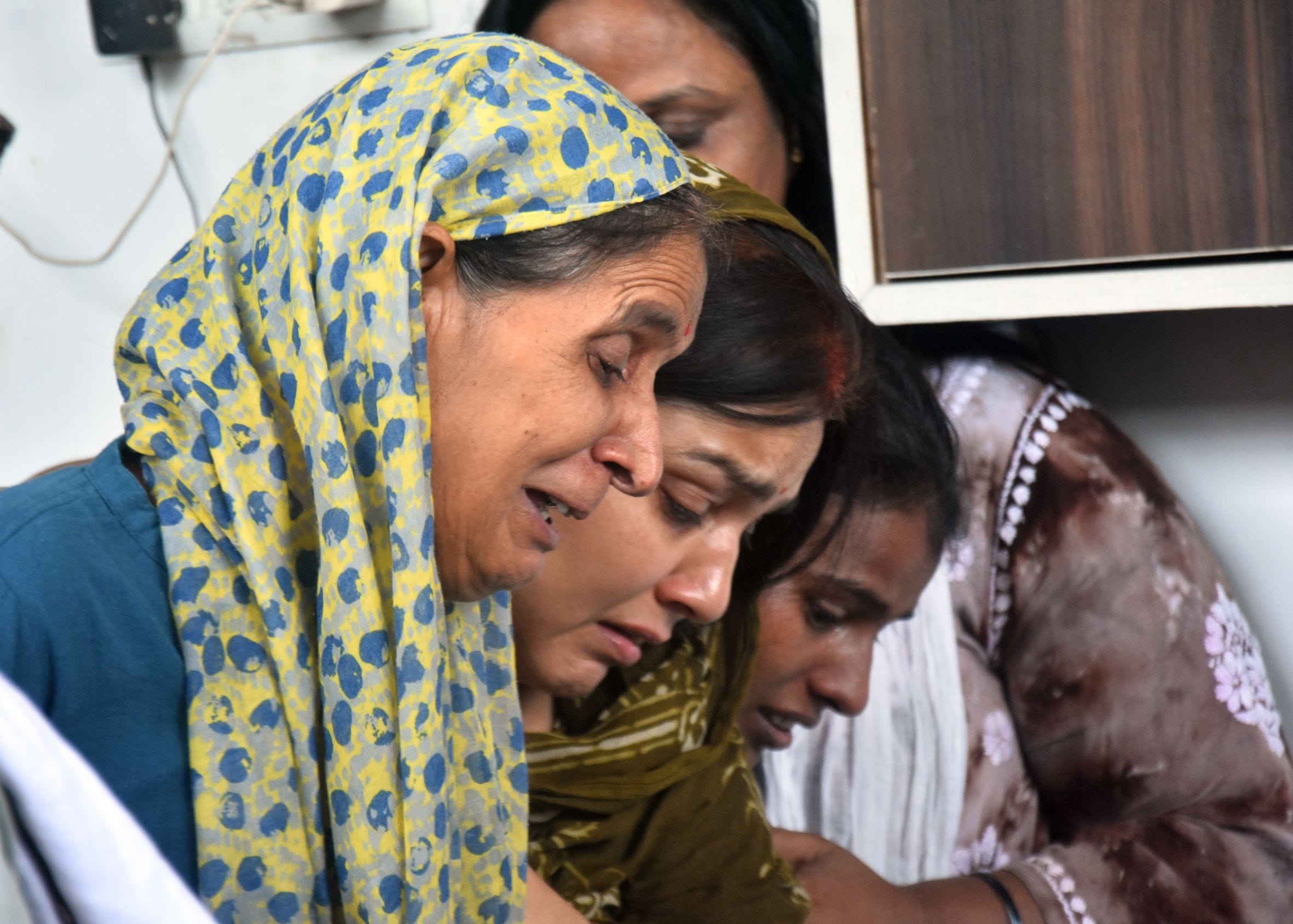 दिव्या मिश्रा के शोकाकुल परिजन। 
