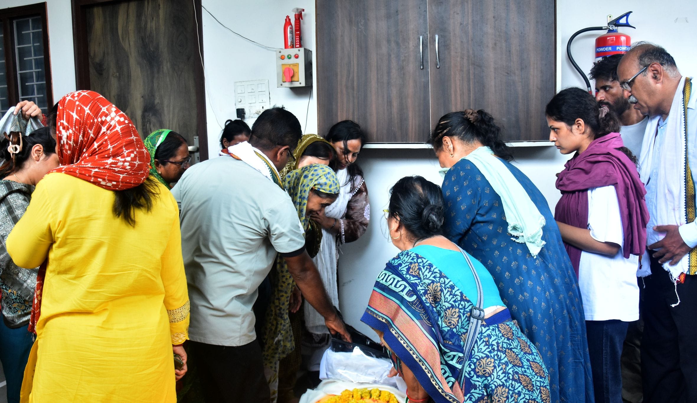 दिव्या मिश्रा के शोकाकुल परिजन। 