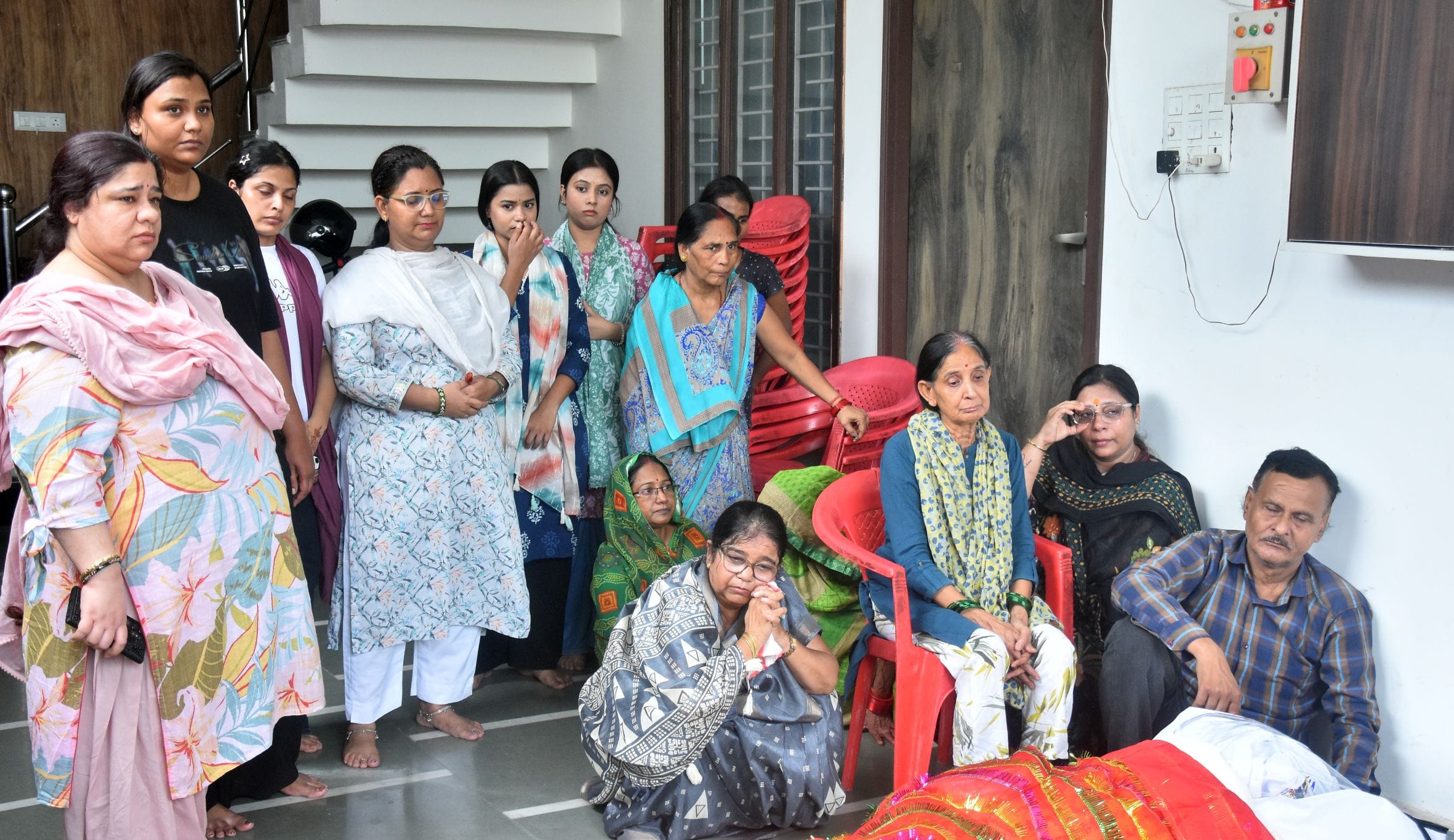दिव्या मिश्रा के शोकाकुल परिजन। 