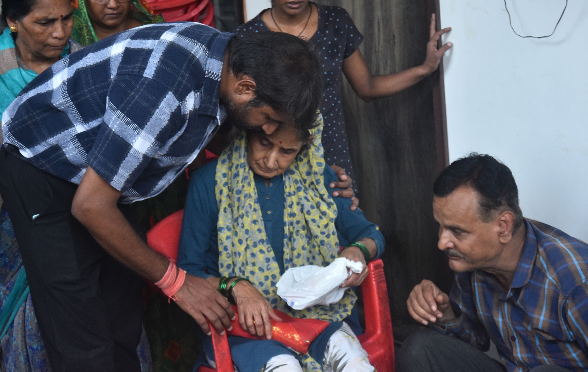 दिव्या मिश्रा के शोकाकुल परिजन। 