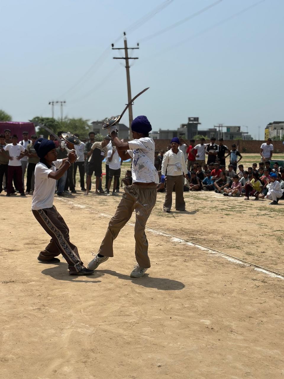विजेता खिलाड़ियों को सम्मानित करते हुए मुख्य अतिथि ,स्त्रोत आयोजक विजेता खिलाड़ियों को सम्मानित करते हुए मुख्य अतिथि ,स्त्रोत आयोजक