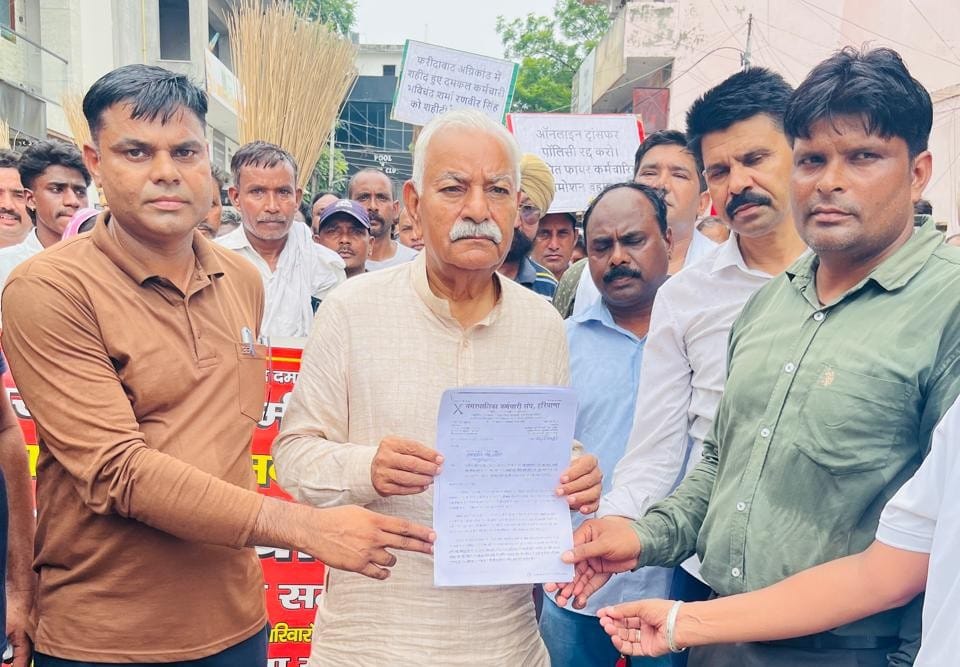 विधायक आवास पर प्रदर्शन कर ज्ञापन देने जाते सफाई व दमकल कर्मचारी। संवाद विधायक आवास पर प्रदर्शन कर ज्ञापन देने जाते सफाई व दमकल कर्मचारी। संवाद