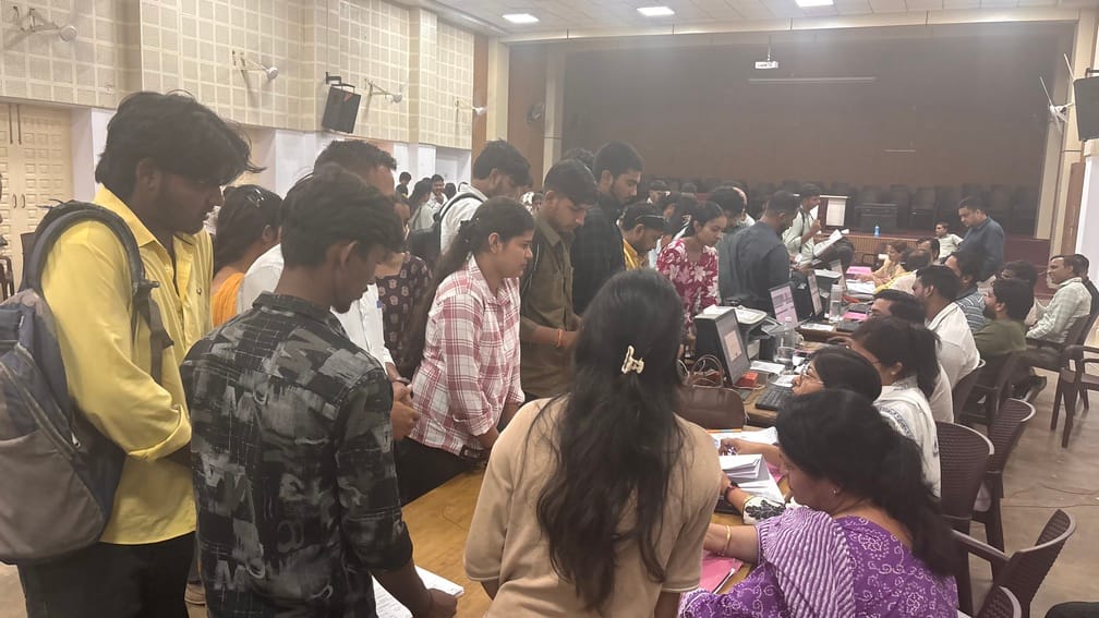 आरकेएसडी कॉलेज में दाखिलों को लेकर पहुंचे विद्यार्थी। विज्ञप्ति