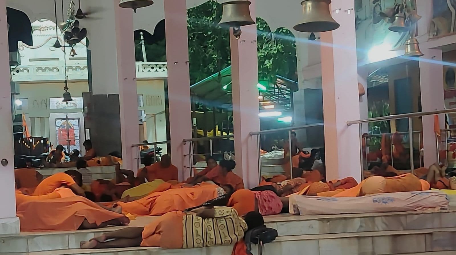भाजपा कार्यालय टेऊंगा में रुद्राभिषेक करते पदाधिकारी। मीडिया प्रभारी भाजपा कार्यालय टेऊंगा में रुद्राभिषेक करते पदाधिकारी। मीडिया प्रभारी