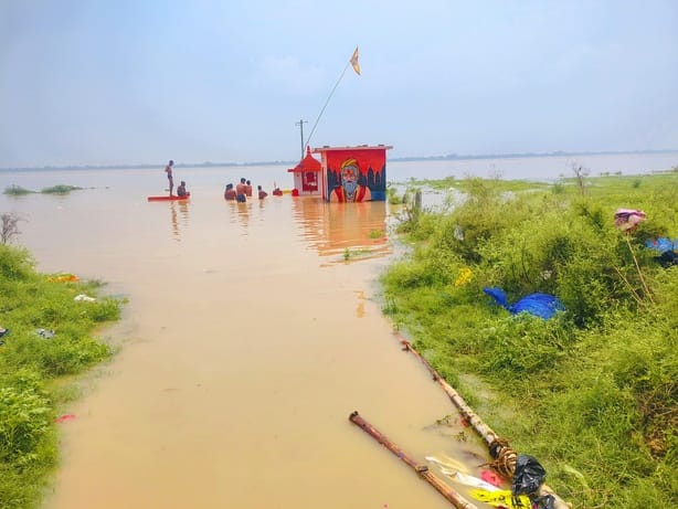 भुजाड़ी करारे गांव में बढ़ते गोमती नदी के पानी को देखते ग्रामीण। संवाद भुजाड़ी करारे गांव में बढ़ते गोमती नदी के पानी को देखते ग्रामीण। संवाद