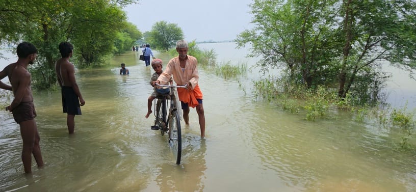 भुजाड़ी करारे गांव में बढ़ते गोमती नदी के पानी को देखते ग्रामीण। संवाद भुजाड़ी करारे गांव में बढ़ते गोमती नदी के पानी को देखते ग्रामीण। संवाद