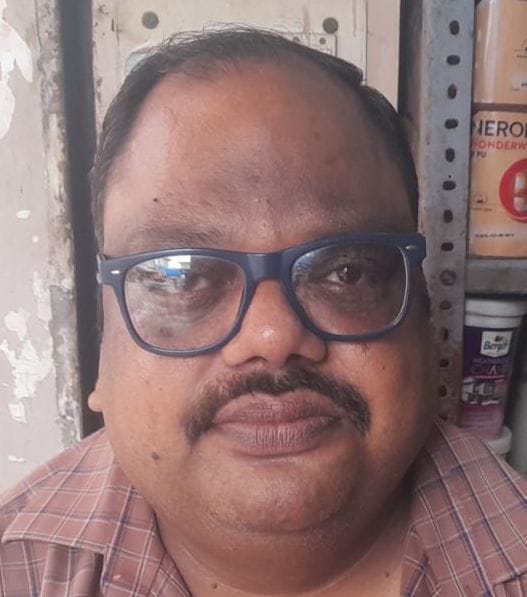 बहादुरगंज स्थित पेंट की दुकान पर लगा सामान। संवाद बहादुरगंज स्थित पेंट की दुकान पर लगा सामान। संवाद