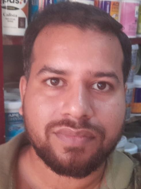 बहादुरगंज स्थित पेंट की दुकान पर लगा सामान। संवाद बहादुरगंज स्थित पेंट की दुकान पर लगा सामान। संवाद
