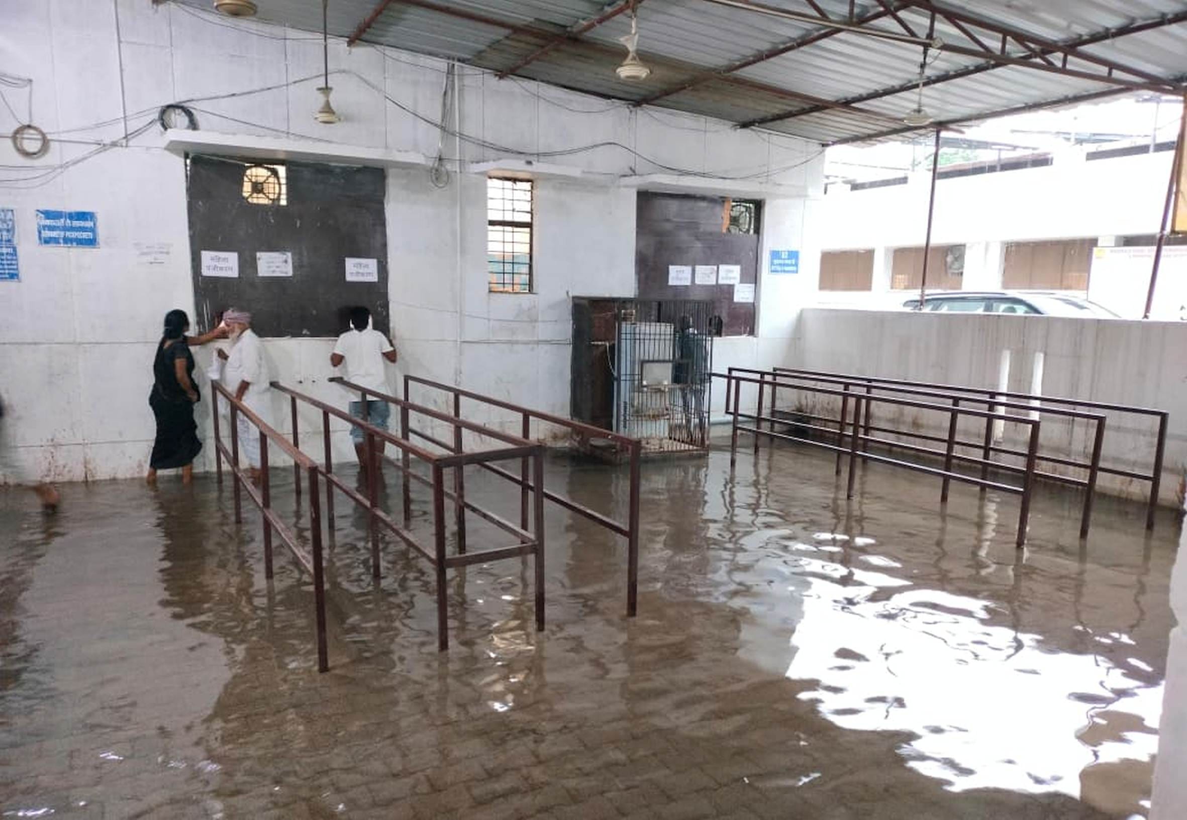 बारिश से गिरा पेड़ व मेडिकल कॉलेज में हुआ जलभराव। बारिश से गिरा पेड़ व मेडिकल कॉलेज में हुआ जलभराव।
