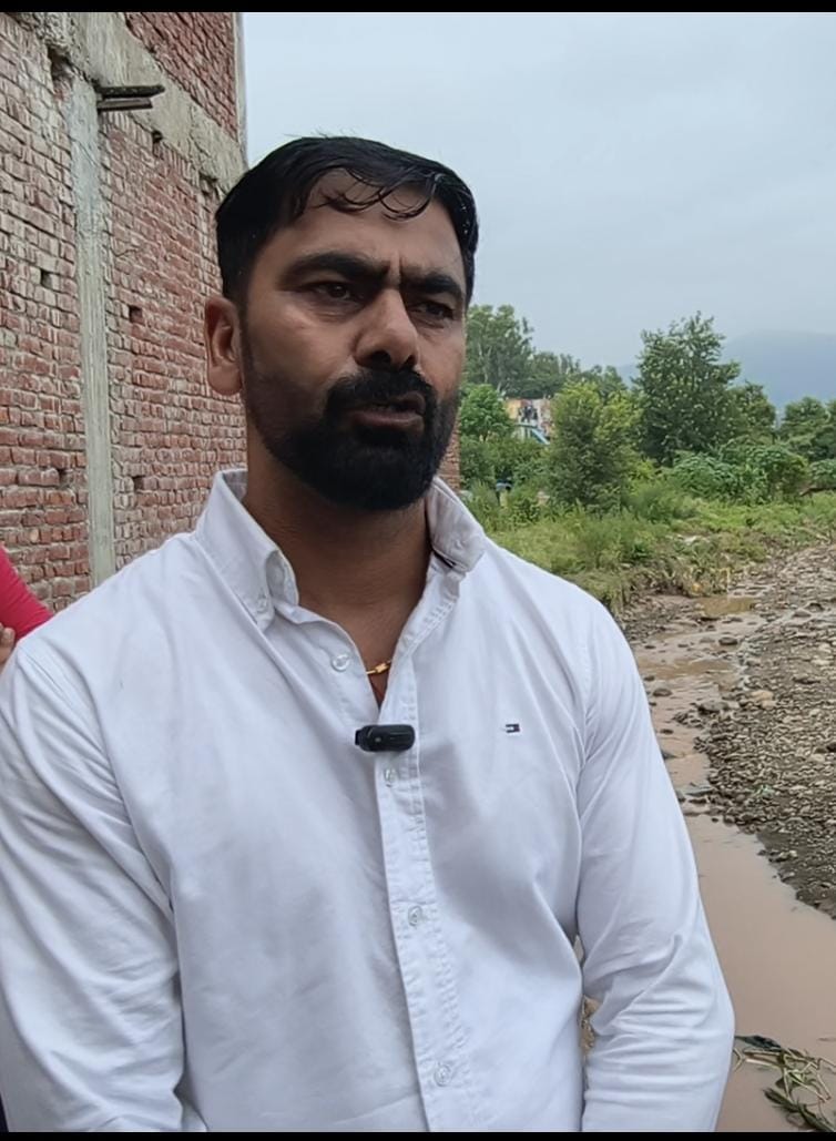 बरोटीवाला में खड्ड से आवासीय मकानों को हुआ खतरा- संवाद