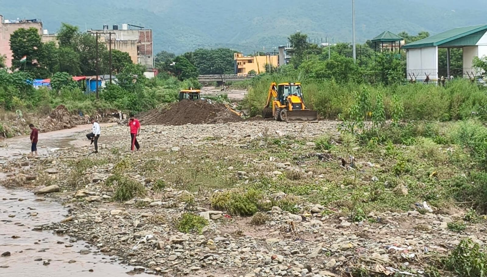 बरोटीवाला में खड्ड से आवासीय मकानों को हुआ खतरा- संवाद