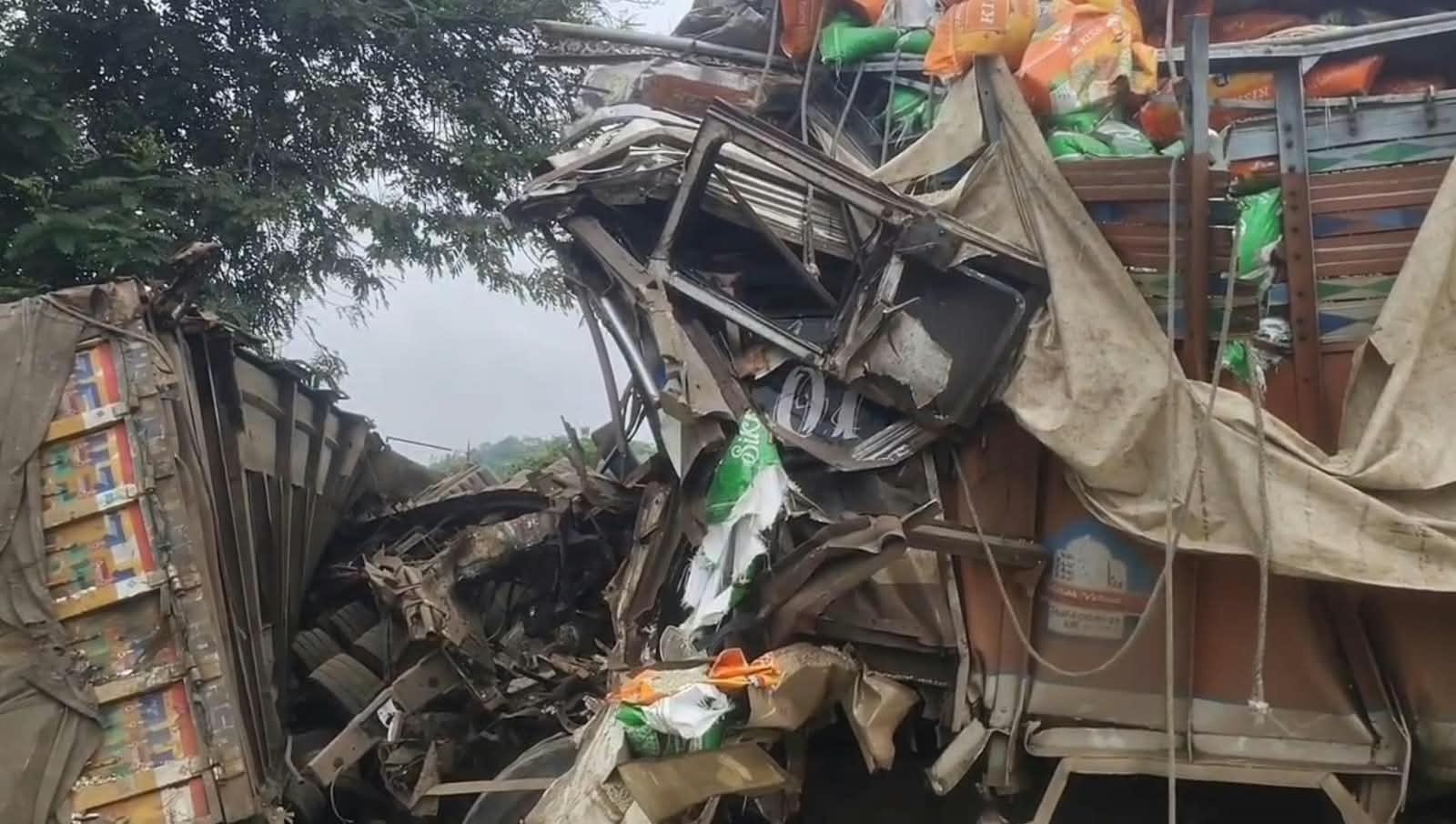 दर्दनाक हादसे की जानकारी देते ठीकरी थाना प्रभारी विकास बेनल दर्दनाक हादसे की जानकारी देते ठीकरी थाना प्रभारी विकास बेनल